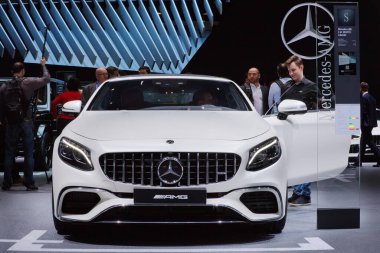 GENEVA, SWitzERLAND - 7 Mart 2018: Mercedes S63 4-Matic Cabriolet 88. Cenevre Uluslararası Motor Fuarı Palexpo 'da Mercedes-Benz sergi alanında