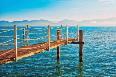 Cenevre Gölü kıyısında güneşli bir sabah