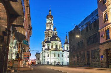KHARKIV, UKRAINE - 21 Nisan 2020: Şehrin merkezindeki boş sokak, tarihi binalar ve Varsayım Katedrali 'ne bakın