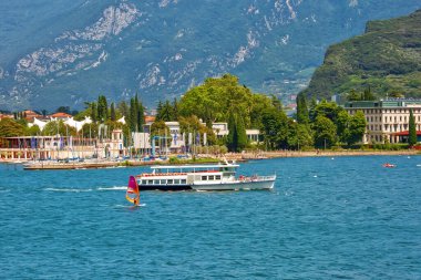 RIVA DEL GARDA, İTALYA - 17 Temmuz 2019: İtalya 'da Garda Gölü üzerindeki Riva del Garda kasabasının limanına bakın