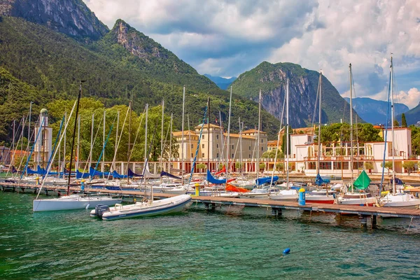 Riva Del Garda Italy Ιουλίου 2019 Ιστιοφόρα Σκάφη Στο Λιμάνι — Φωτογραφία Αρχείου