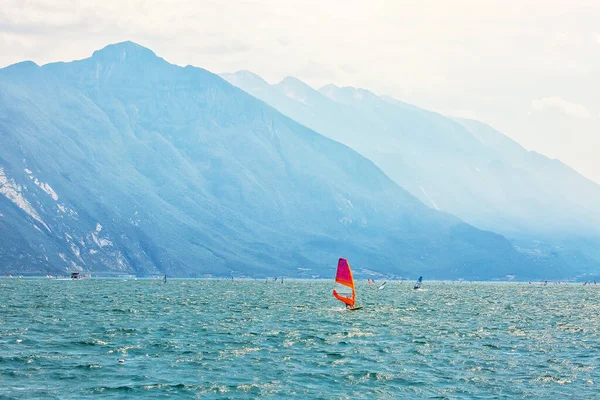 Wind Surfing Στη Λίμνη Garda — Φωτογραφία Αρχείου