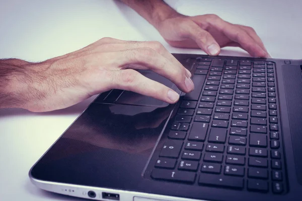 Homem trabalhando em um laptop no escritório — Fotografia de Stock