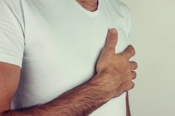 Jonge man pijn op de borst of een hartaanval op witte CHTERGRO — Stockfoto