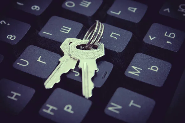 Klíč od dveří na klávesnici — Stock fotografie