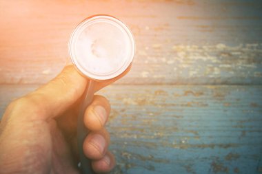 Bir stetoskop tutan el