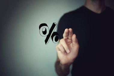 yüzde işareti üzerinde elini tutarak adam