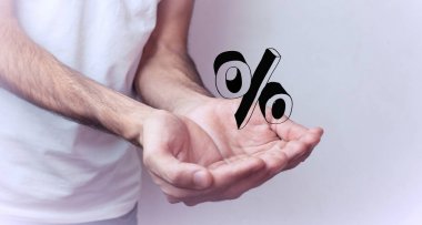 yüzde işareti üzerinde elini tutarak adam