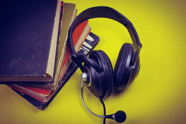 Conceito de livros de áudio com livros antigos — Fotografia de Stock