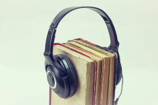 Концепція аудіокниг зі старими книгами — стокове фото