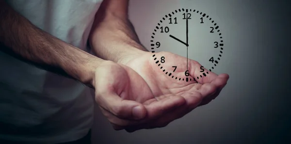 Geschäftsmann, der Uhr hält. Geschäftszeitmanagement — Stockfoto