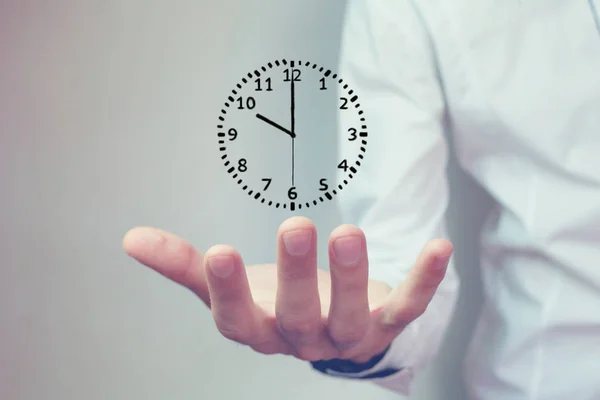 Empresario sosteniendo el reloj. Gestión del tiempo empresarial — Foto de Stock