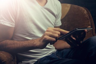 bir tablet ile genç adam