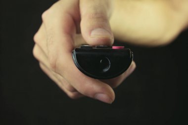 Uzaktan kumanda el closeup içinde.