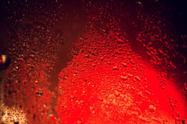 Pencereye yağmur damlaları düşer