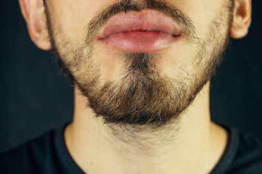 Adamın yüzünü bir sakal ve bıyık kapatın