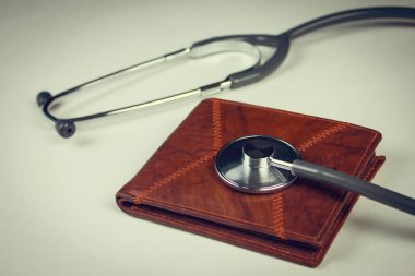 nakit eing stetoskop ile muayene ile cüzdan.