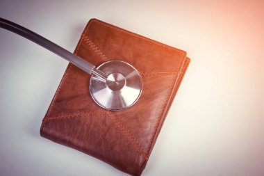 nakit eing stetoskop ile muayene ile cüzdan.