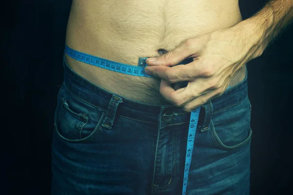 Измерение избыточного веса человека — стоковое фото