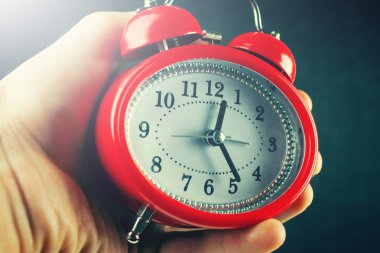 Çalar saat ve insan eli