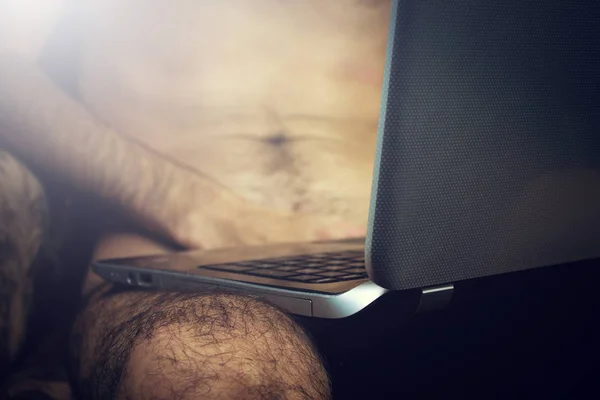 Jeune homme nu regarder de la pornographie — Photo