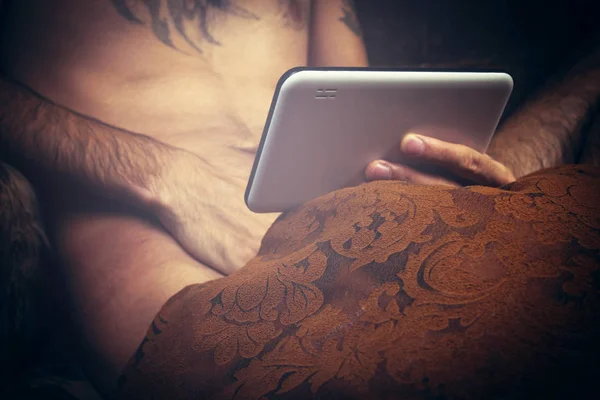 年轻的裸体男人观看色情作品 — 图库照片