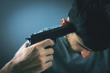 kafasına tabancayla ateş eden adam intihar etmek istiyor