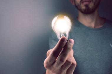 İş adamının elinde yenilikçi fikir