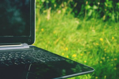 Adam dışarıda bilgisayarla çalışıyor.