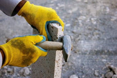 Adam taşla çalışıyor.