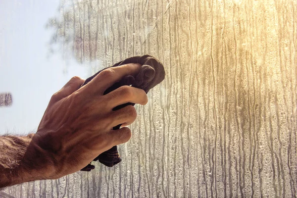 Jeune homme brossant la fenêtre . — Photo