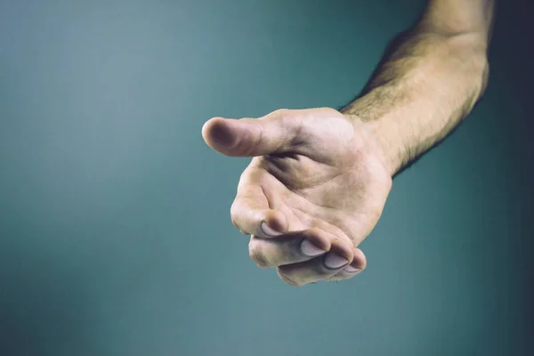 Jonge man geeft een hand voor hulp — Stockfoto