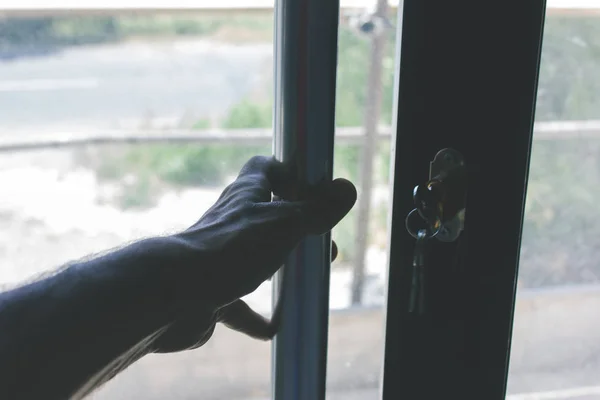 Man opent een glazen deur — Stockfoto