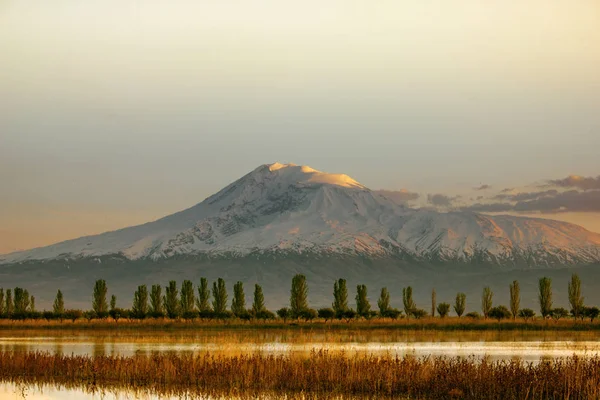 Coucher de soleil sur le Mont Ararat suppleant — Stockfoto