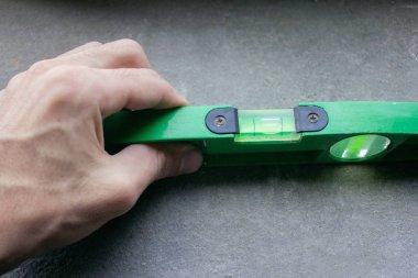 Bir seviye tutan inşaat işçisi.