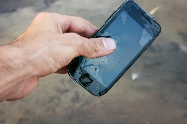 El teléfono cayó de las manos en el agua — Foto de Stock
