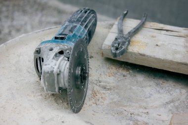 Eski pense ve küçük elektrik kesici.