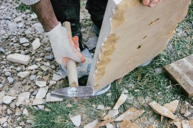 Adam taşla çalışıyor.