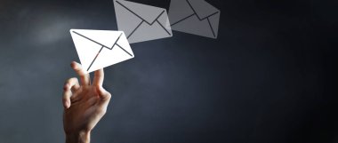 İş adamı posta simgesine dokunuyor - 