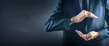 Adam elleriyle koruyucu bir jest yapıyor..