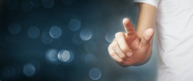 parmak sanal ekrana dokunur