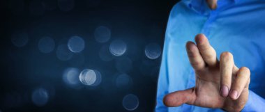 parmak sanal ekrana dokunur