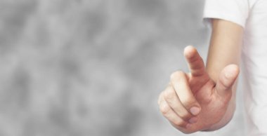 parmak sanal ekrana dokunur