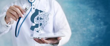 Doktor elinde bir steteskop ve dolar simgeleriyle bir tablet tutuyor.