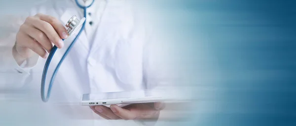 Mężczyzna lekarz za pomocą jego cyfrowy tablet — Zdjęcie stockowe