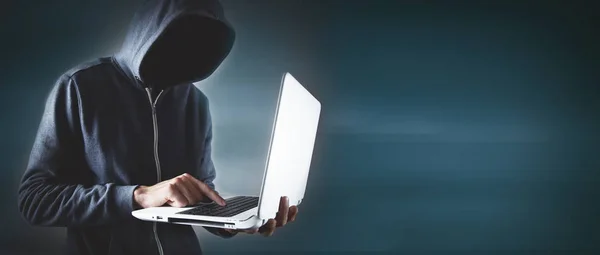 Hacker con laptop. Delitos informáticos. — Foto de Stock
