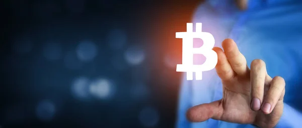 Geschäftsmann klickt auf Bitcoin-Symbol auf dem Bildschirm — Stockfoto