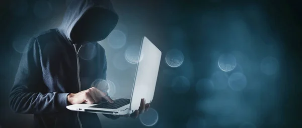 Hacker met laptop. Computercriminaliteit. — Stockfoto