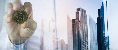 Adam el altın Bitcoin tutarak