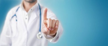 Doktor merkez konseptiyle ekrana dokunuyor